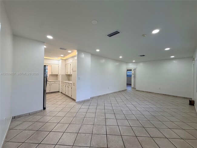 Building Photo - 561 W 39th St