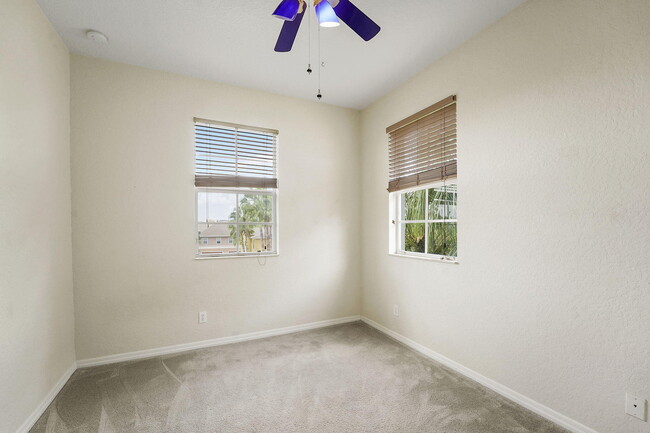 Building Photo - 128 W Royal Palm Cir