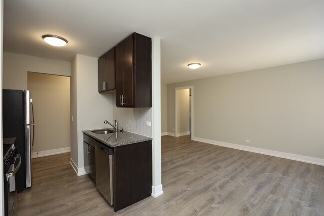 Building Photo - 533 W Surf St
