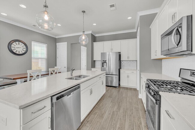 Building Photo - Charming Partially Furnished 3BR/2.5BA Home in the Heart of Park Circle — Available for Quick Mov...
