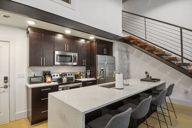 Building Photo - 822 Howard Ave