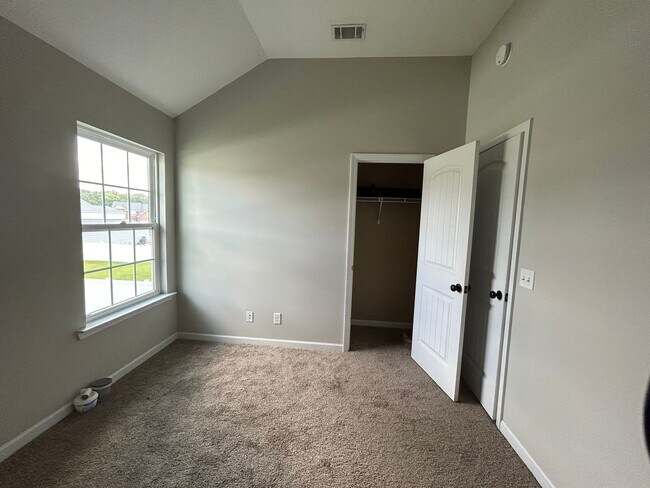 Building Photo - 651 Red Oak Ln