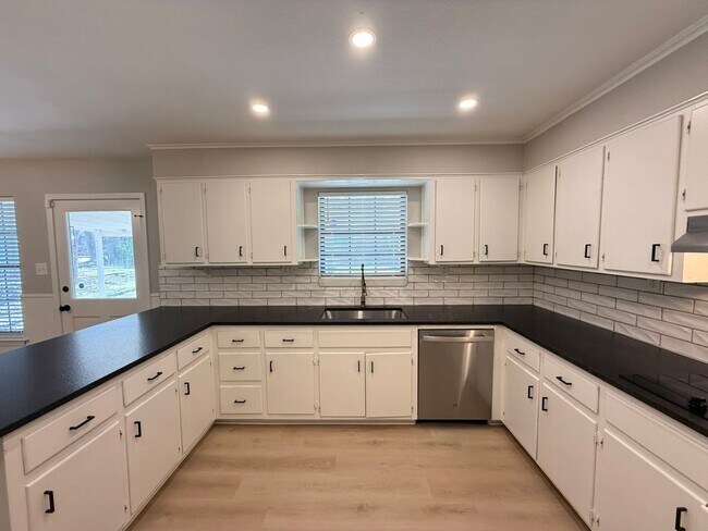 Building Photo - Available-Remodeled 3/2 with 4-Car Garage!