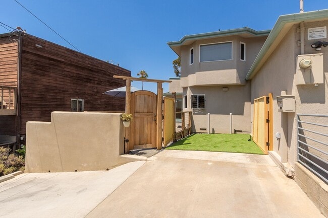 Building Photo - Contemporary 3 Bedroom/2 Bath Home With Oc...