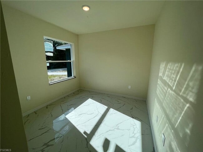 Building Photo - 3Bd / 2Ba Duplex with GARAGE