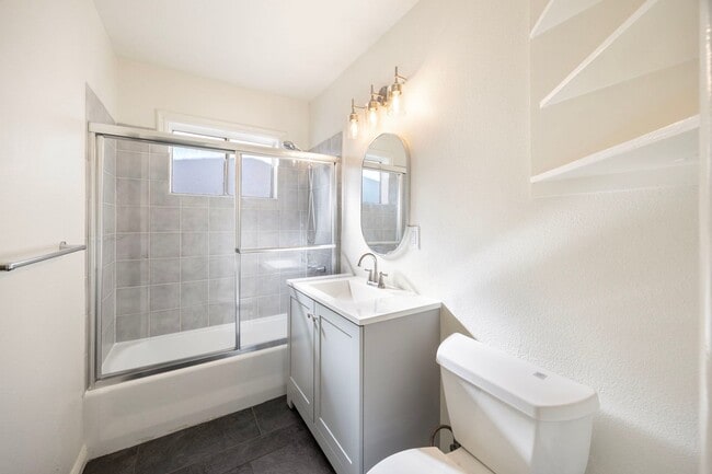 Building Photo - 3 Bedroom Duplex with Washer Dryer