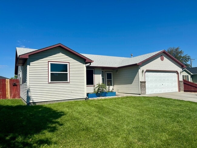 Building Photo - Spacious 4-Bedroom Home with RV Parking & No Backyard Neighbors