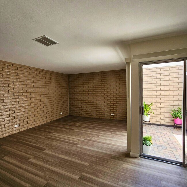 Building Photo - 3BR/2BA Townhome in NLV!