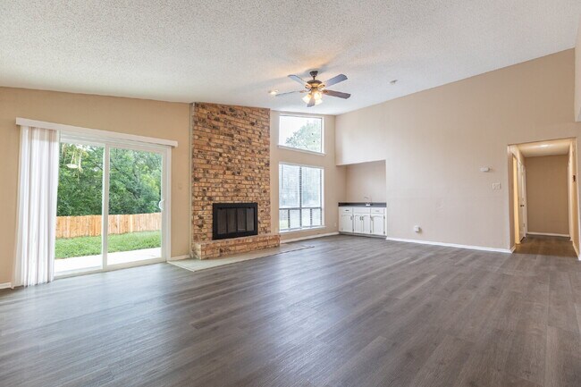 Building Photo - 5814 Pineway St