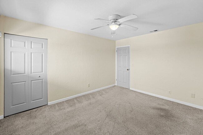 Building Photo - Oceanfront 2 Bedroom Condo with Stunning Views