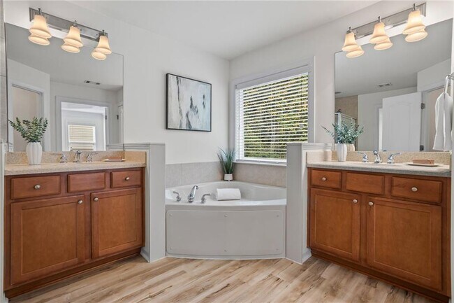 Building Photo - 3910 Dalwood Dr