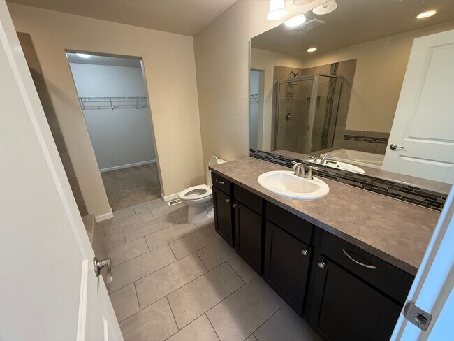 Building Photo - Spacious Modern Puyallup Home