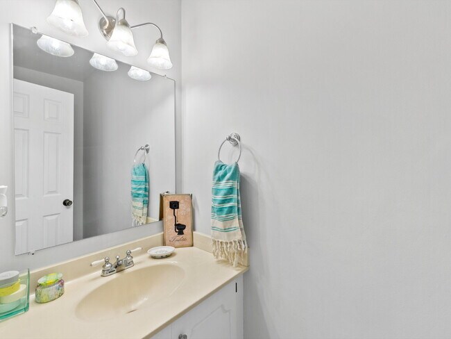 Building Photo - "Spacious 4-Bed Oasis with Scenic Views an...