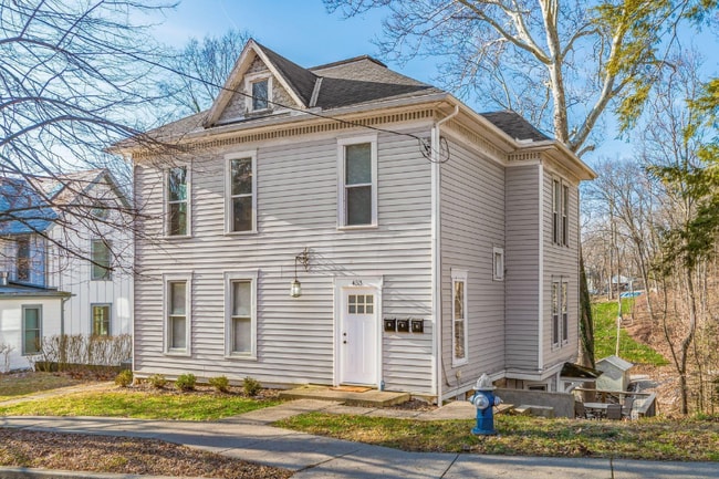 Building Photo - 453 Burg St