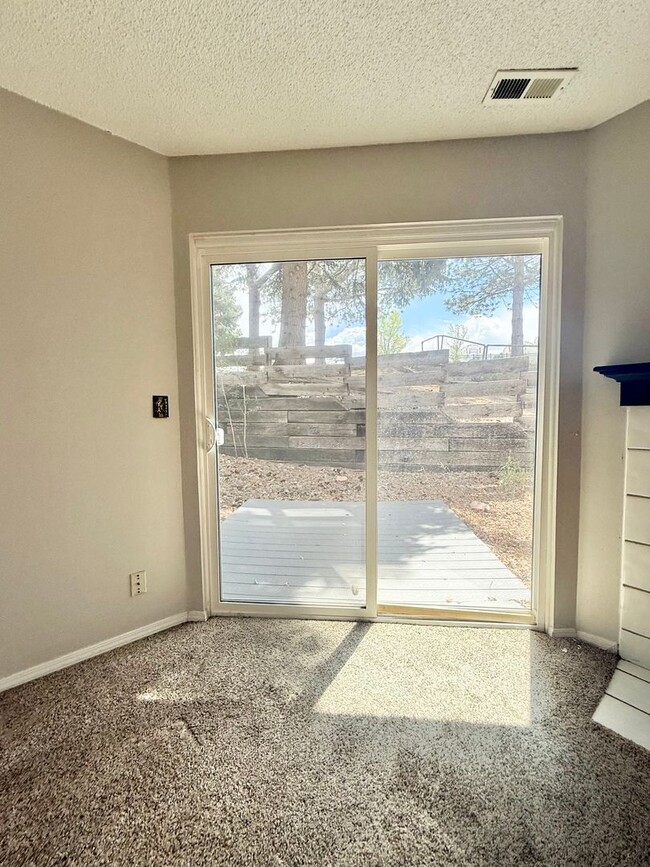 Building Photo - Move in ready 2 bedroom on Tampico