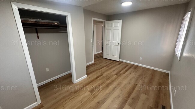 Building Photo - $1150- 3 bed 1 bath - Single Family Home with a fenced back yard!