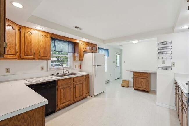 Building Photo - Charming One-Level Home Nestled Among Matu...