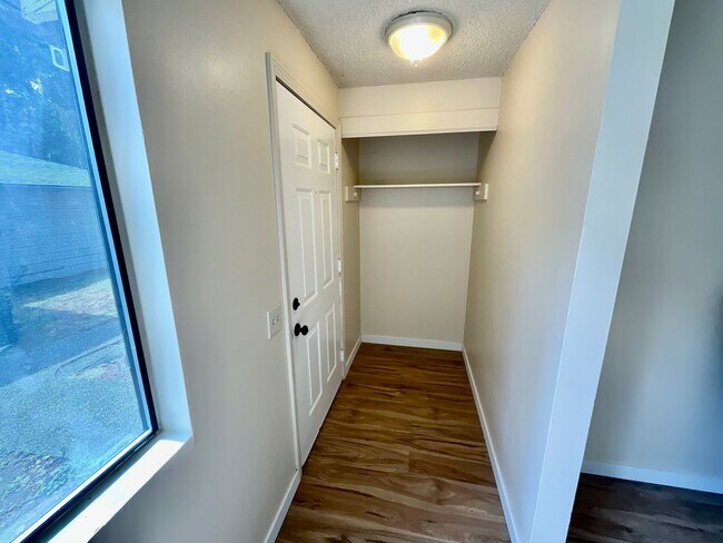 Building Photo - Updated 2BR Apartment | No Shared Walls | ...