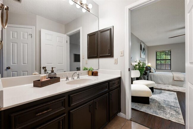 Building Photo - 2306 Alimony Cove