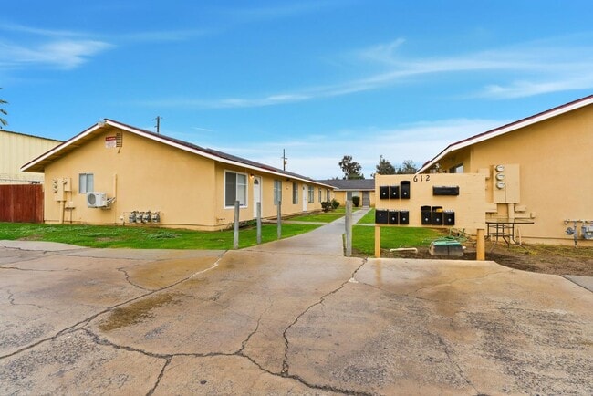 Building Photo - 616 S Irwin St