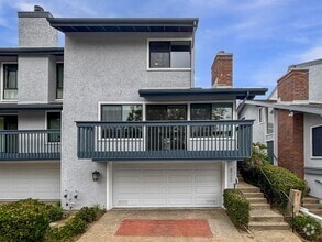 Building Photo - Spacious 3BD/2.5BA Townhouse in La Jolla W...