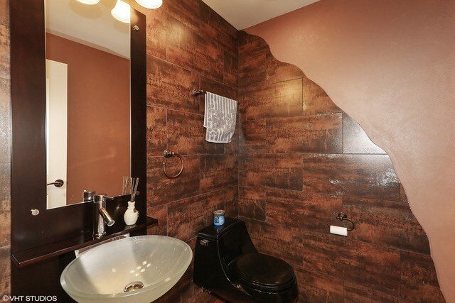 Building Photo - 2323 Douglas Ave