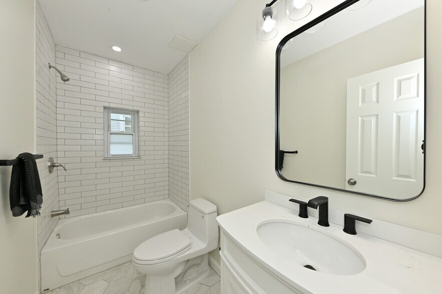 Building Photo - 32 Brainard Pl