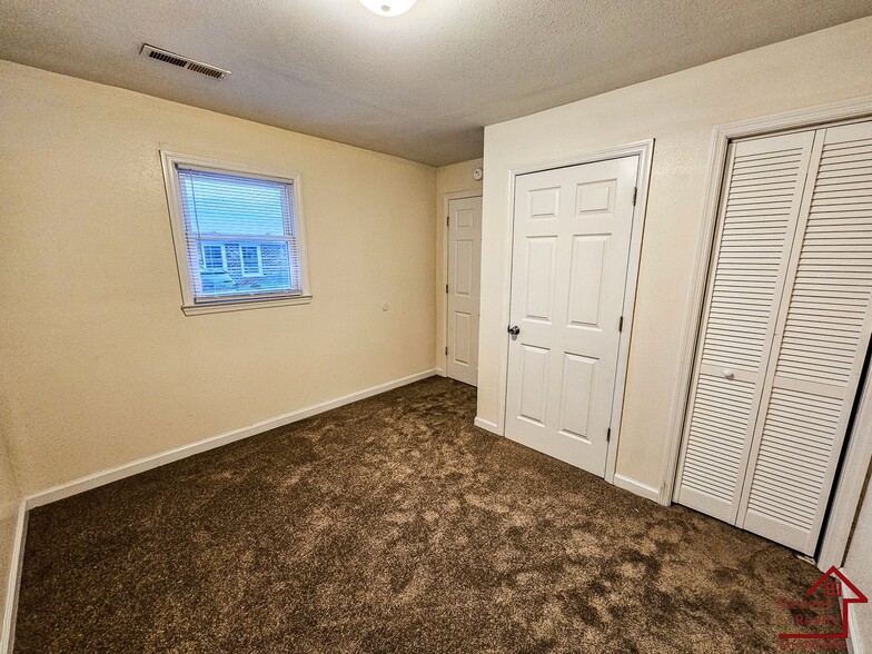 Building Photo - 500 Skyline Dr