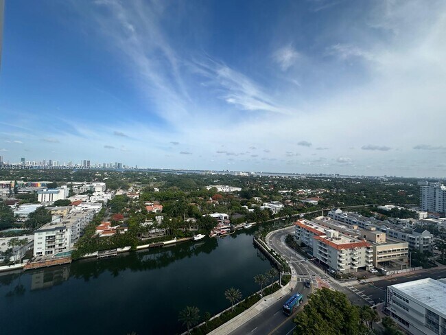 Building Photo - 2555 Collins Ave