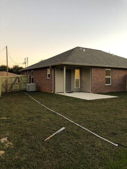 Building Photo - 3393 Green Briar Cir