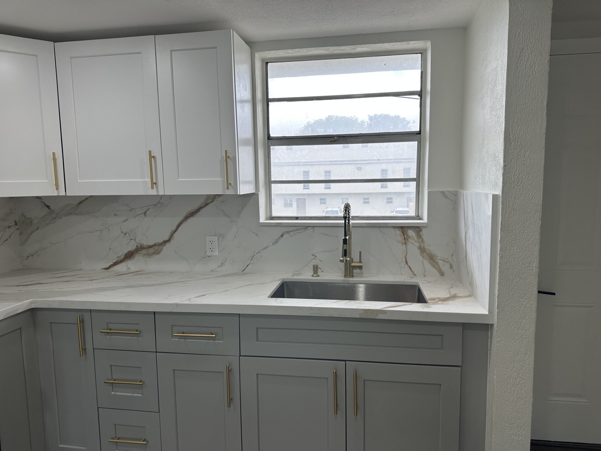 Building Photo - 465 Swallow Dr