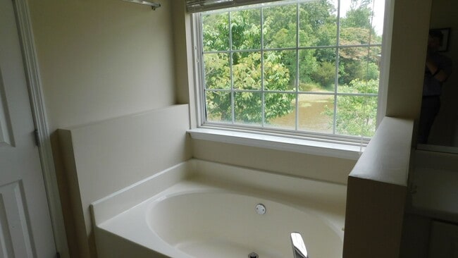 Building Photo - 206 Park Village Cir