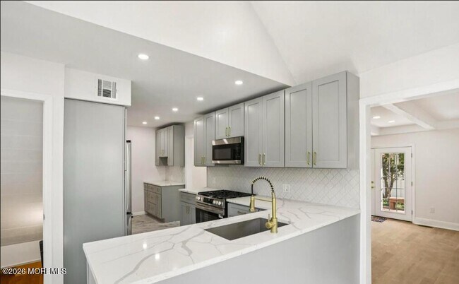 Building Photo - 99 Ravine Dr