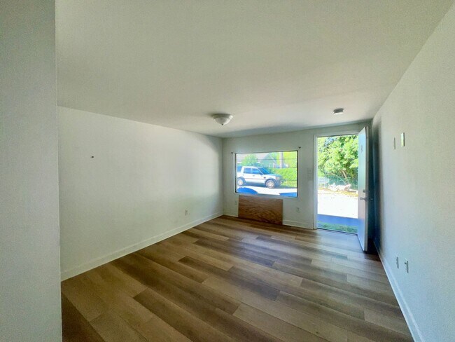 Building Photo - Affordable Studio Near Downtown Myrtle Beach – Some Utilities Included! – $1,100/Month