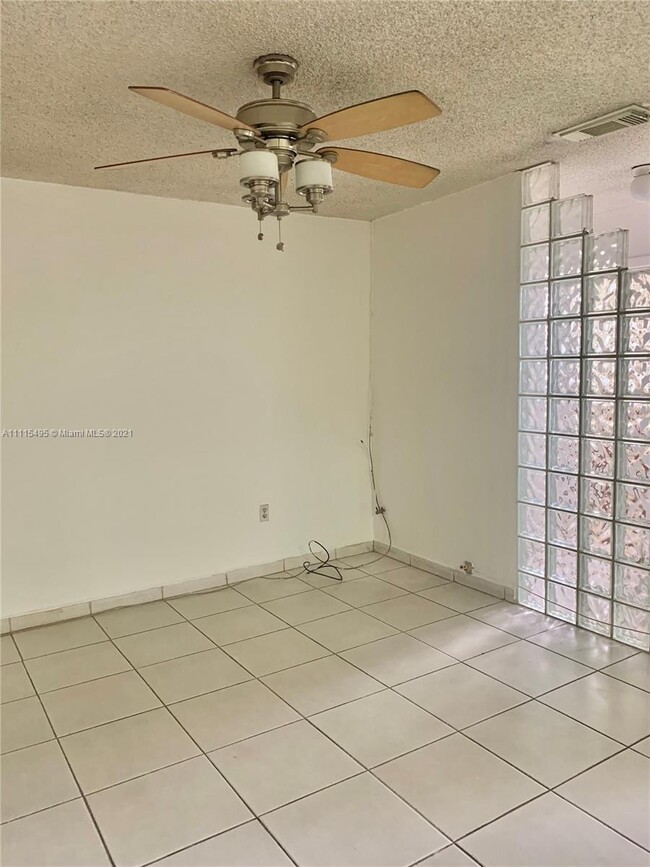 Building Photo - 1250 W 26th Pl