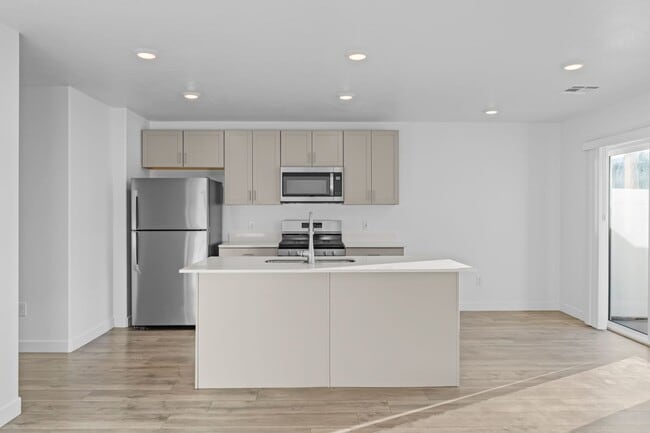 Building Photo - Comfortable and Spacious 4-Bedroom Townhom...