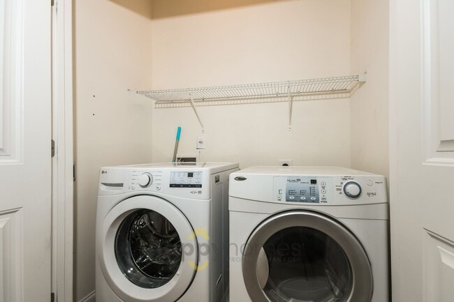 Building Photo - Modern 2x2.5 Living in the Heart of Park Circle