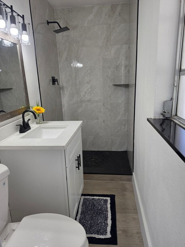 Building Photo - FOR RENT!!! SIMPLY STUNNING AND SPACIUS 3 BED 2 BATH SINGLE FAMILY HOME..