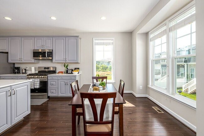 Building Photo - 3208 Marion Square