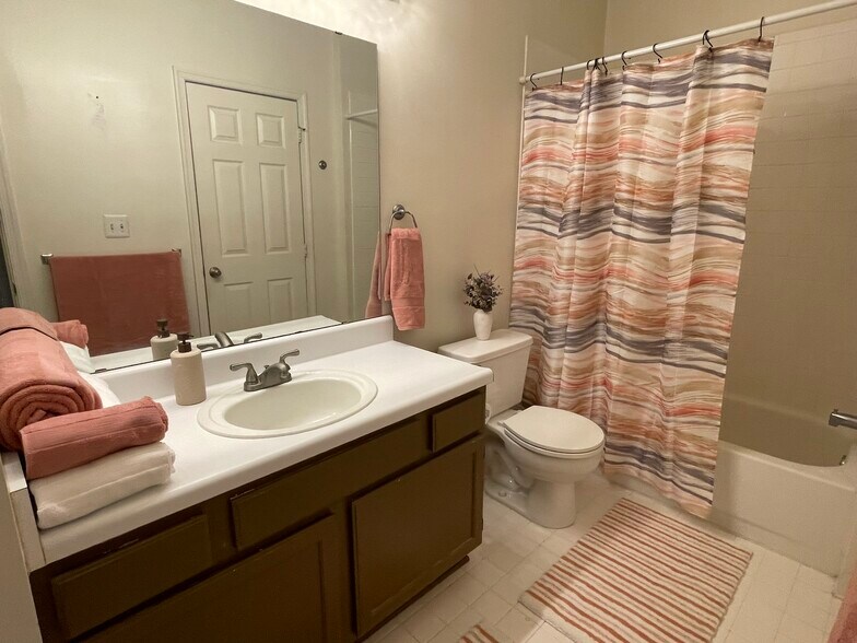 Building Photo - 1701 Lake Shore Crest Dr