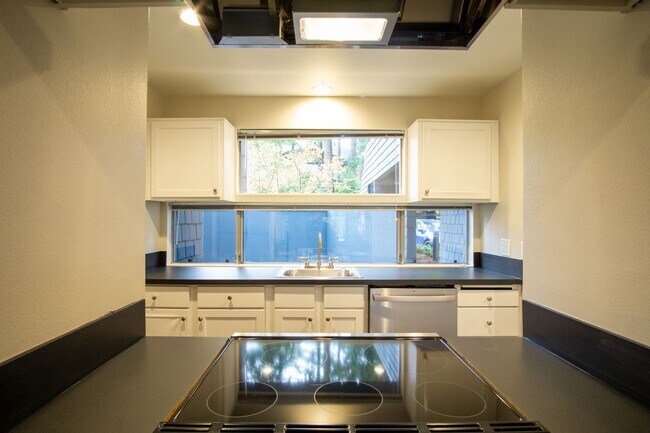 Building Photo - $500 OFF! Fantastic Lake Oswego 1Bdr w/Fireplace, Dishwasher, W/D & Patio!