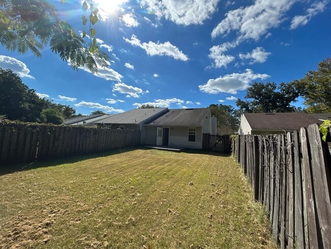 Building Photo - 2BR/2BA Townhome. BRAND NEW FLOORS