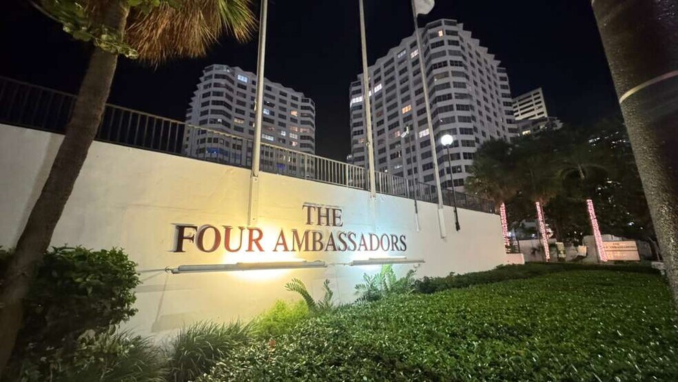 Building Photo - 825 Brickell Bay Dr