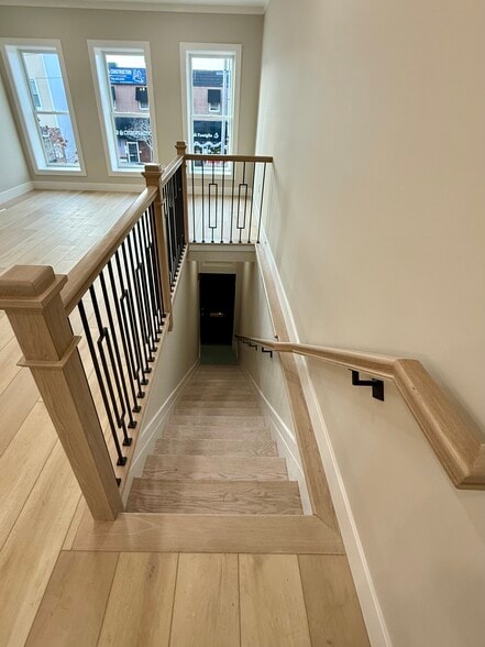 Building Photo - 906 Main St