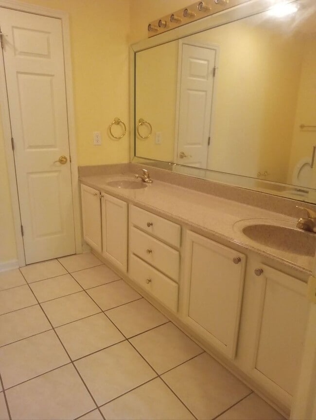 Building Photo - Now Available – 1-Level Condo in Alexandria, LA | $1,250/month