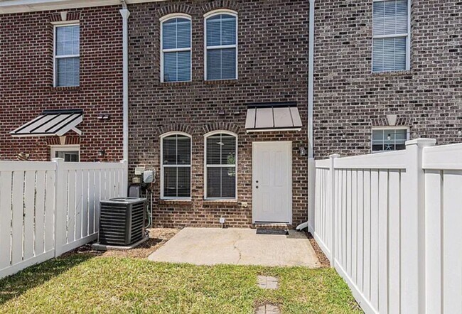 Building Photo - Market Common townhouse with garage!!