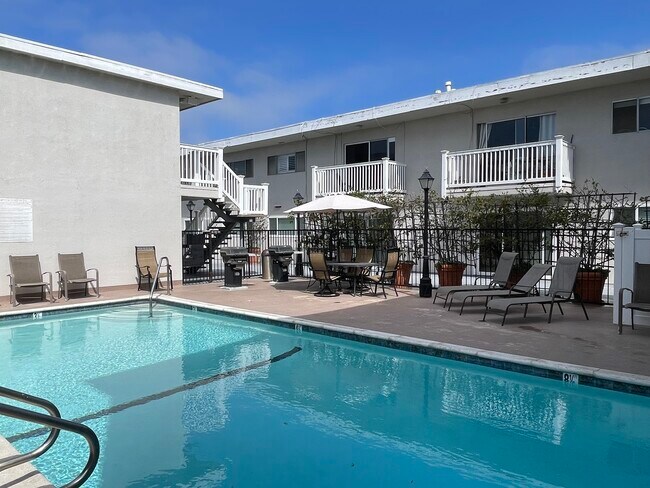 Enjoy the community pool and bar-B-Que. - 2411 Prospect Ave