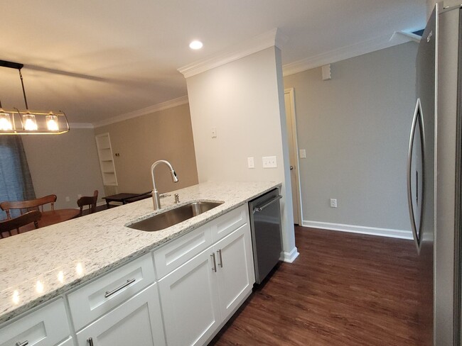 Building Photo - Fully furnished 3 BR, 3 BH, Newly renovate...