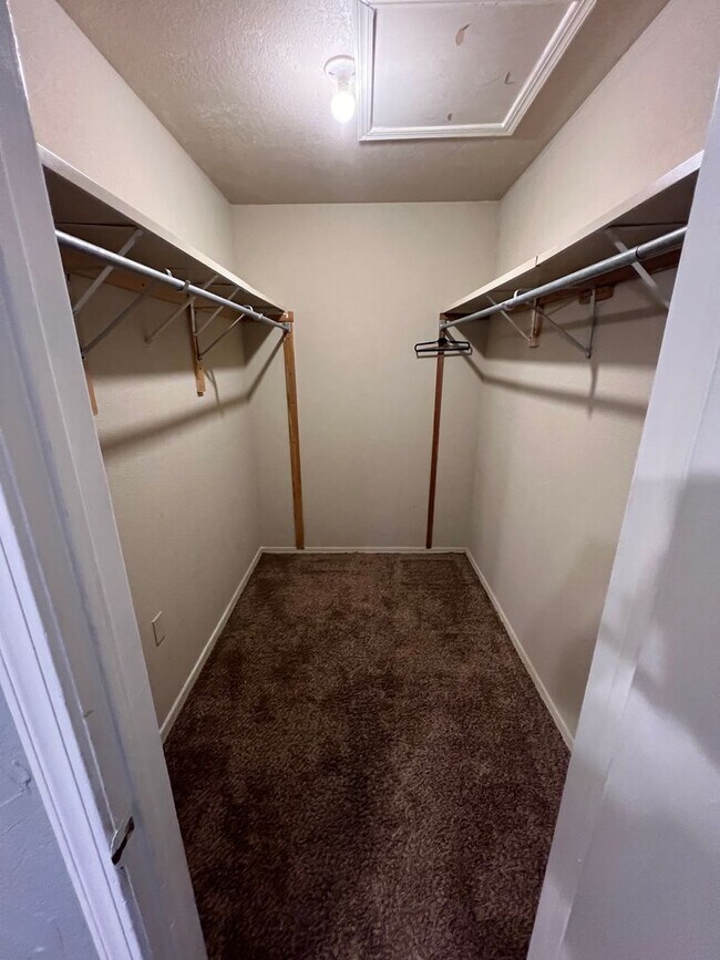 Building Photo - 2 bed/2 bath condo near the OU Campus