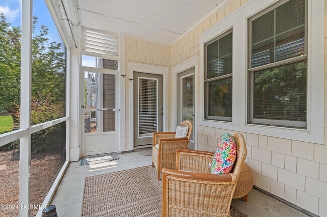 Building Photo - 2537 St James Dr SE